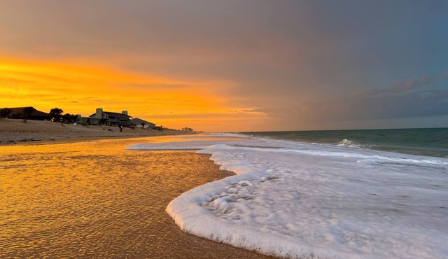 Beach Escape wth Hot Tub - Walk to Ocean - Dog Friendly