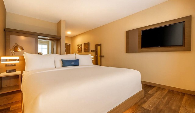 Beach Getaway! Spacious Unit, Steps to Beach, Pool, Valet Parking