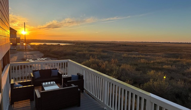 Beach House w/Epic Sunsets, up to 30% off — 15% for 7-nights + member discount!