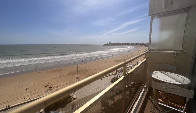 "Beachfront Studio with Balcony and Stunning Sea View" in Les Sables-d'Olonne
