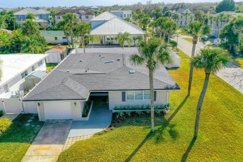 Beachside snowbird escape with fenced yard & washer/dryer - walk to beach access
