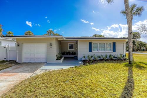 Beachside snowbird escape with fenced yard & washer/dryer - walk to beach access
