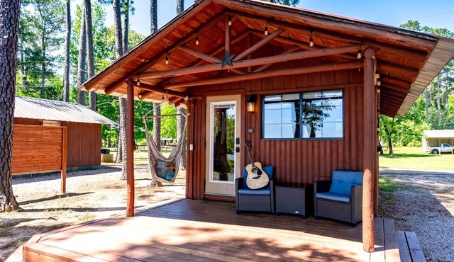 Beautiful Cabin by the Lake Nestled in Sabine National Forest for a Romantic Retreat in Hemphill, Texas