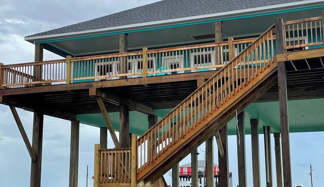 Beautiful Canal front Cabin, Golf Cart Ride to Beach, 2 miles New Rollover Pier