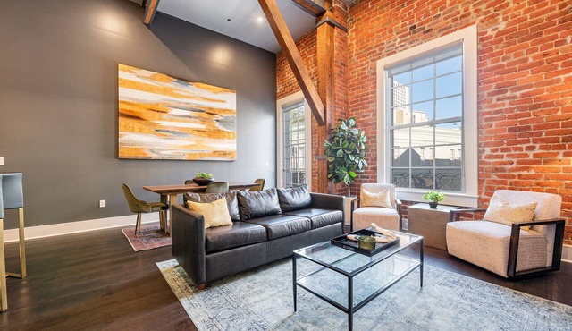 💜Beautiful City-Getaway, 2Bed/2Bath with Queen Sleeper+Balcony - The Iris