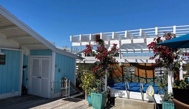 Beautiful Cottage on the Bay with Private Dock and Hot Tub for a Memorable Getaway on Little Gasparilla Island, Florida