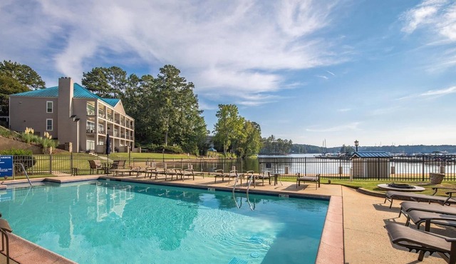 Beautiful Lake Front Condo with Luxury Amenities