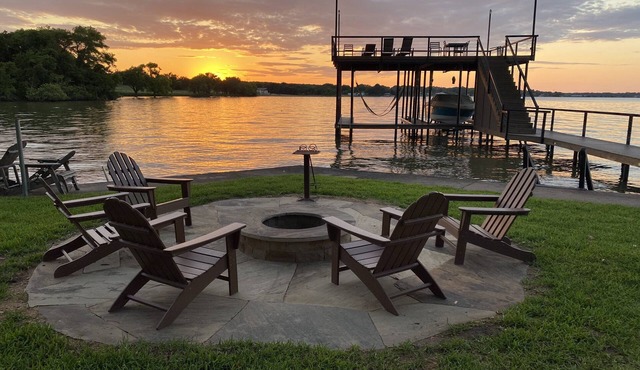 Beautiful Lakefront 4 BR/5 BA Hideaway w/Huge Yard & Gorgeous View