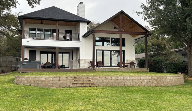 Beautiful Lakefront House with Amazing Views