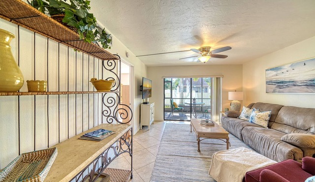 Beautiful remodeled condo minutes away from Siesta Key!