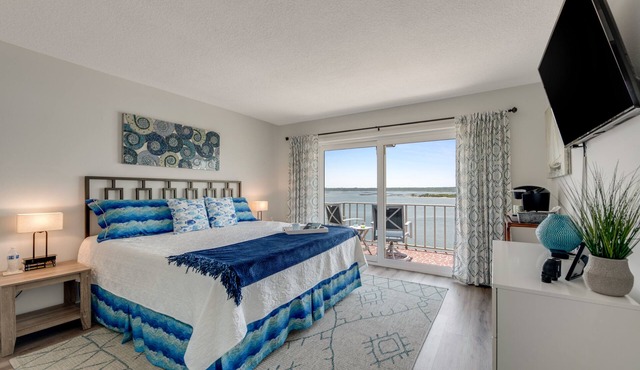 Beautiful Waterfront Sanctuary plus 2 free Kayaks & steps from the Beach in St. Augustine