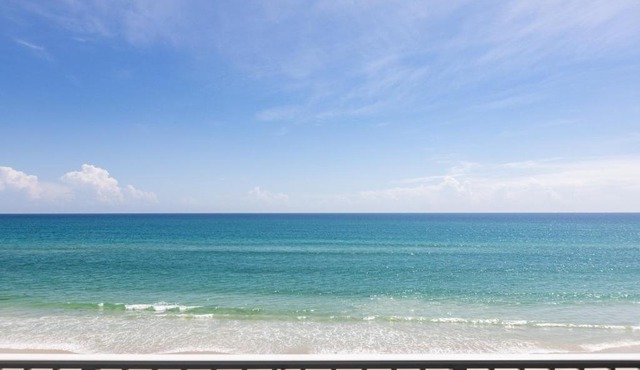 Beautifully decorated oceanfront 33 corner unit in Ocean Condo 401