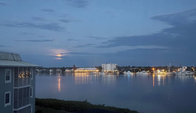 Beautifully Decorated 2/2 with Breathtaking Naples Bay Views