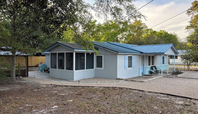 Belle By The Bay Charming 3-bedroom cottage with AC in quaint town of Carrabelle