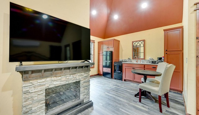 Blissful Broken Bow Studio: Fire Pit & Jacuzzi Tub in Broken Bow