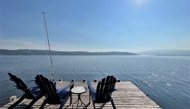 Blue Heron Lakehouse: Lush Waterfront Oasis on Lake Sammamish Near Seattle in Bellevue