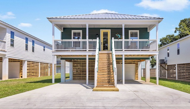 Blue Horizon Beach House 5 Bedrooms 4 Baths 9 Beds Walk to Beach Prime Location