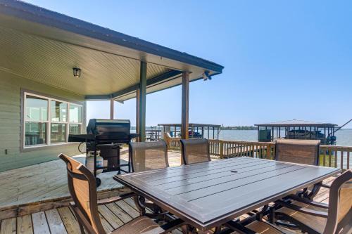 Boat, Fish, Unwind! Lakefront Livingston Getaway