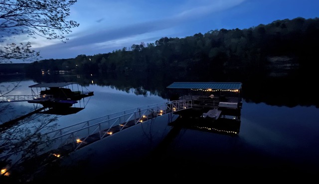 Book Labor Day Weekend NOW! Boat Slip, Fire Pit, Kayaks & Fun!