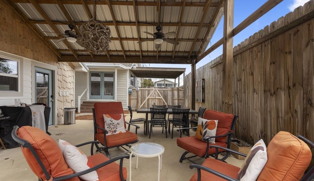 Book now for August! Golf Cart Included! Private Pool! 2 Blocks to Beach!