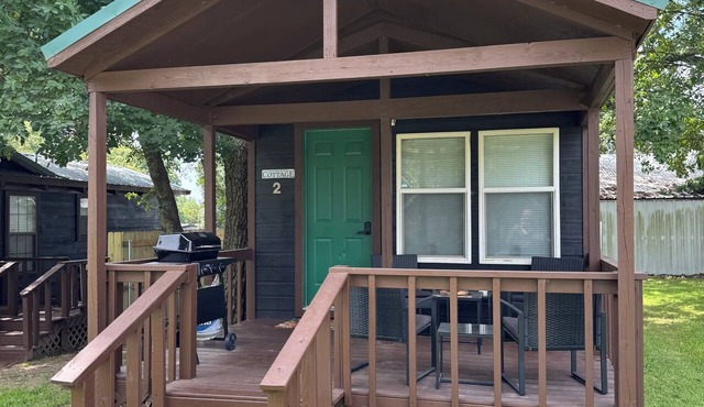 Boulder Ridge Cabin 2: The Cottage - Newly Renovated Tiny Cabin Sleeps 4 in Checotah