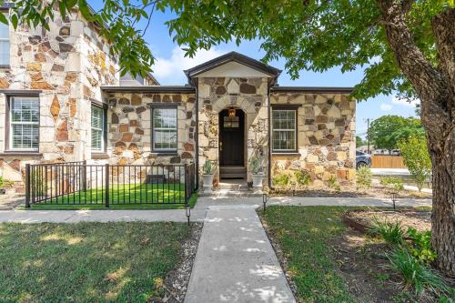 Boutique Cottage near Square and Southwestern, EV Ready