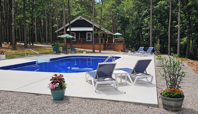 Brand new 2-bedroom cabin just outside the city limits of Clarksville.