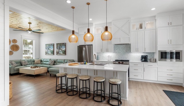 Brand New Home, Crystal Beach Destin, Private Pool, 2 Min to Beach & Dining!