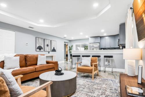 Brand New Modern Villa - Fully Fenced Backyard