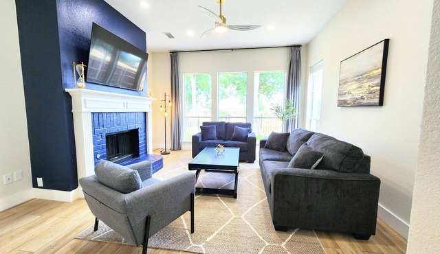 Brand New Spacious Serenity Getaway - King Bed!