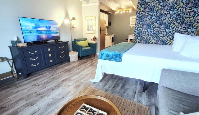 Breezy Bungalow | On The Beach | Sleeps 4 | Stylish Studio | No Resort Fees