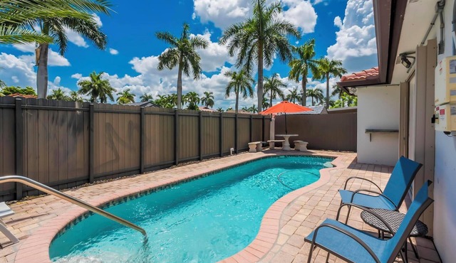 Breezy Palms of South FL: Stylish 3BR Pool retreat near airport & shopping malls