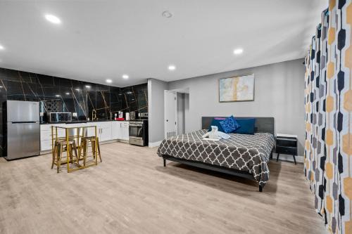 Bright and Cozy Studio in Prime West University Location