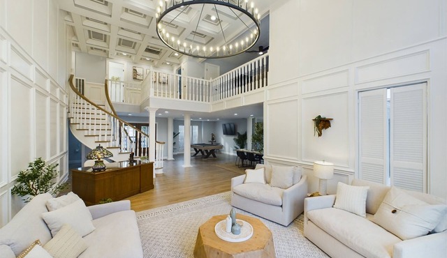 Buckle & Boots BNB - 20 minutes to downtown + pool