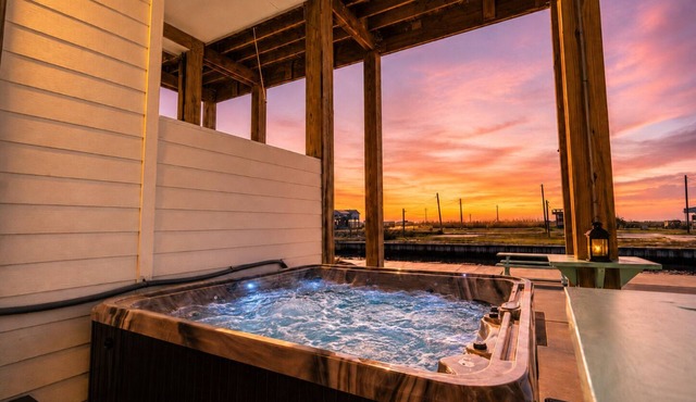 Canal Front l Hot Tub | Basketball Hoop