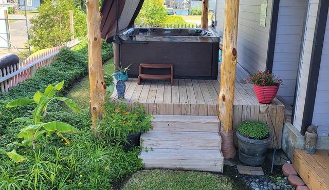 Canal home - Hot tub, Fish light, Kayaks, Paddle board & close to the Beach