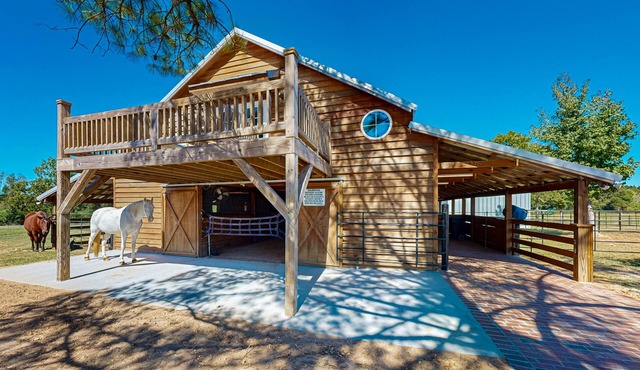 Captivating barn loft w/scenic views, outdoor charcoal grill, firepit & AC