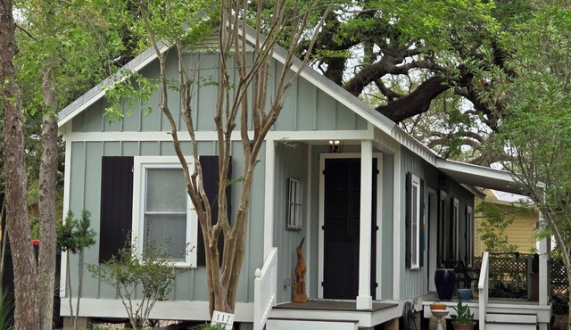 Casa Bambino Cozy 2-bedroom cottage walking distance to beach and downtown.