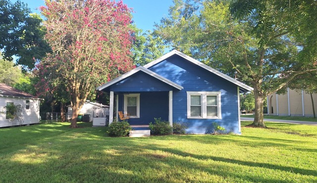 Casa Lynda – 2BR cottage; Walk to shop/festival/dining, in the heart of Tomball!