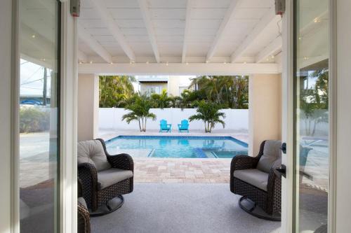 Castaway Cottage, Beautiful Pool/Spa, Steps to sand & Restaurants, Golf Cart Included