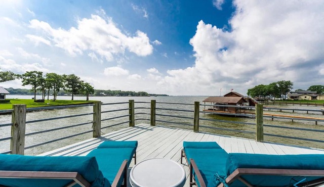 Cedar Creek Lake House wParty Deck & Vast View!