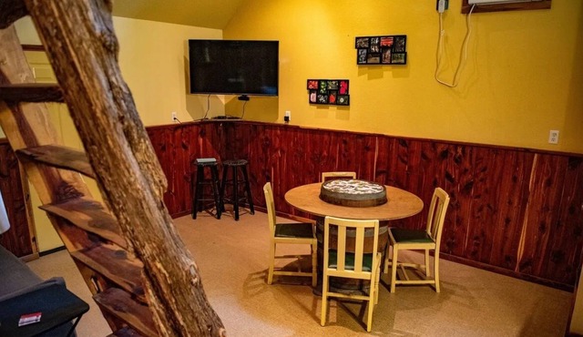 Cedar Loft-This rustic retreat is just a short drive from fishing and shopping in Lindale