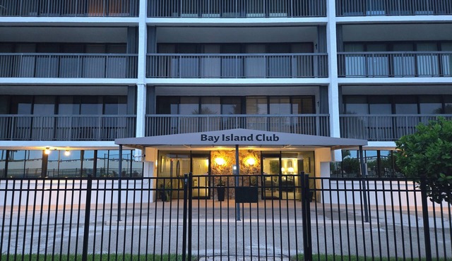 Central Beach Ocean Front Condo-Walk To Shops And Restaurants