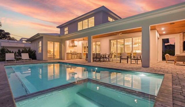 Central Naples Luxury - Pool, Spa and Prime Location