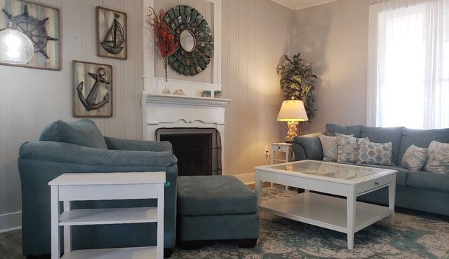 Charming 1 bedroom house in relaxing Shelbyville close to Toledo Bend Lake.