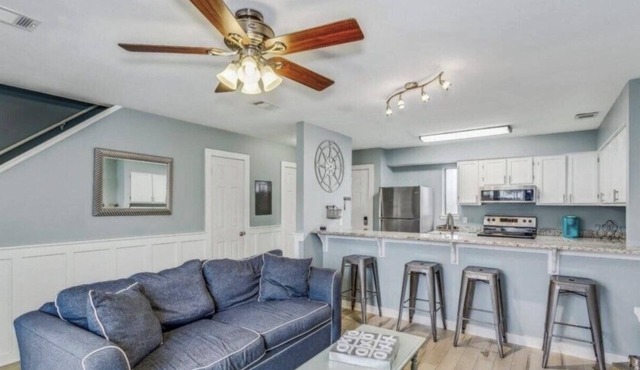 Charming 2-bedroom townhome with sound access, pool and grill