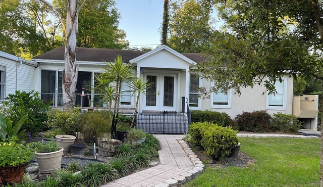 Charming 2-bedroom cottage with AC on an active horse farm in Mandarin