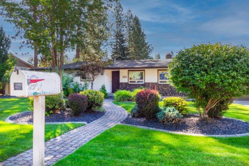 Charming 3 Bed 2 and a half Bath Family Oasis - Pool BBQ Fire Pit in Spokane Valley