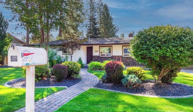 Charming 3 Bed, 2 and a half Bath Family Oasis - Pool, BBQ, Fire Pit in Spokane Valley