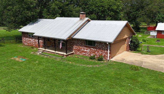 Charming 3-bedroom farmhouse on 2 acres with WiFi and AC in Benton